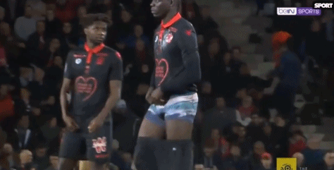 媒体人热议汪士钦染红：估计又得被网暴了，完全不像职业球员（媒体人评汪士钦红牌：恐再陷舆论风波，表现不够职业）