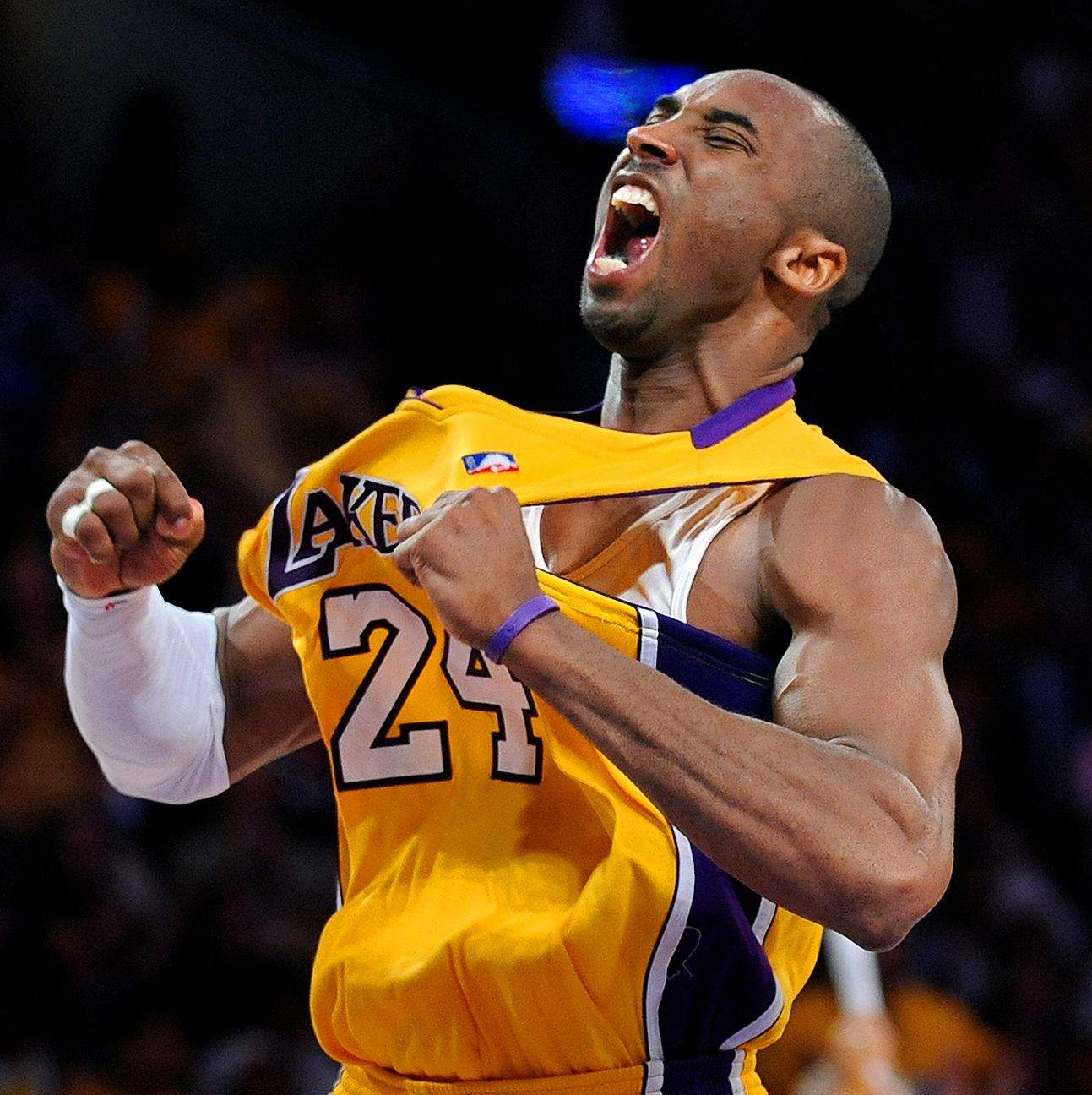 世界杯预热海报里没有C罗遭质疑，FIFA删除原海报改“怀旧”（预热海报未见C罗惹质疑，FIFA删原图改发怀旧版）