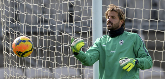 迈阿密夺冠之夜，梅西好兄弟被冷落：决赛无缘出场！赛后委屈落泪（迈阿密加冕之夜，梅西挚友无缘登场：决赛遭冷落，赛后黯然落泪）