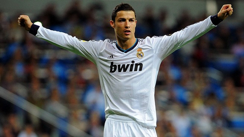 梅婷一家四口前往伯纳乌观战皇马vs尤文，女儿表示看完有点困（梅婷携一家四口现身伯纳乌观战皇马对尤文，女儿直言赛后有些犯困）