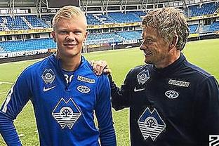 郎才女貌！英媒：库尔图瓦携妻子参加颁奖典礼，后者闪耀全场（英媒：库尔图瓦携妻亮相颁奖礼，太太光彩夺目）