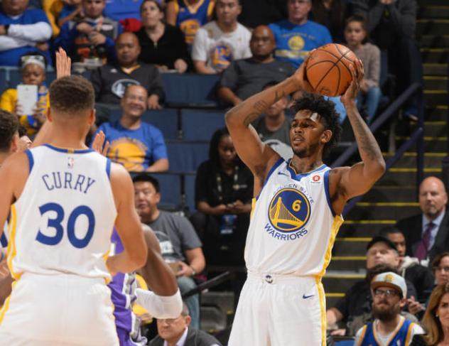 张家齐对陈芋汐的坚守满眼敬佩！她也挣扎过一段时间，挺心疼的（张家齐对陈芋汐的坚定守护令人敬佩，她也曾经历一段挣扎，叫人心疼）