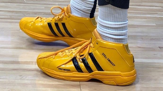 脱南美入欧？阿迪达斯官网售卖的阿根廷球衣错配成欧预赛臂章（阿迪达斯官网闹乌龙：阿根廷球衣误配欧预赛臂章）