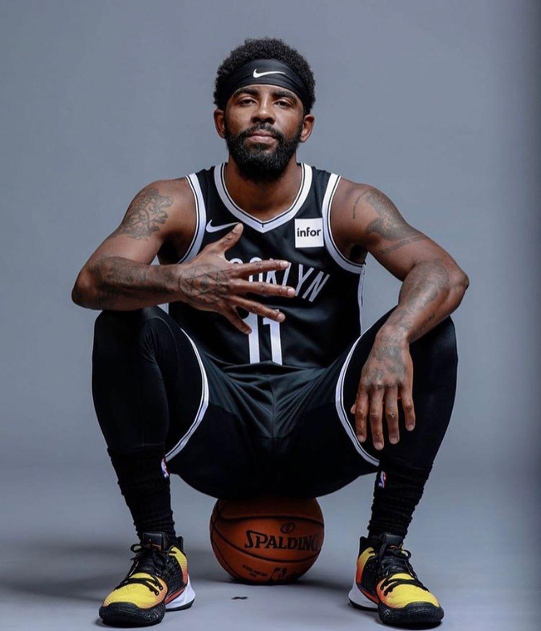 心情不错！知名说唱歌手Jay-Z现身湖人主场观看NBA杯（心情大好！说唱巨星Jay-Z亮相湖人主场观战NBA杯）