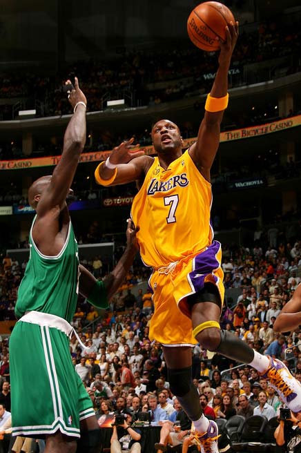 一日意甲动向：国米大胜科莫晋级榜首，米兰中锋实在是太令人发愁（意甲今日观察：国米横扫科莫登顶，米兰中锋难题令人头疼）