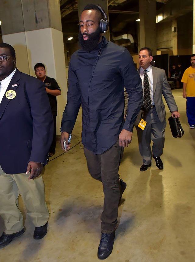 曼联积极追求皇马球星古勒，认为其价值极高，皇马不愿轻易放走，其他俱乐部竞争激烈。（曼联力追皇马新星古勒并高度评价，皇马不愿放行，多队竞争激烈）