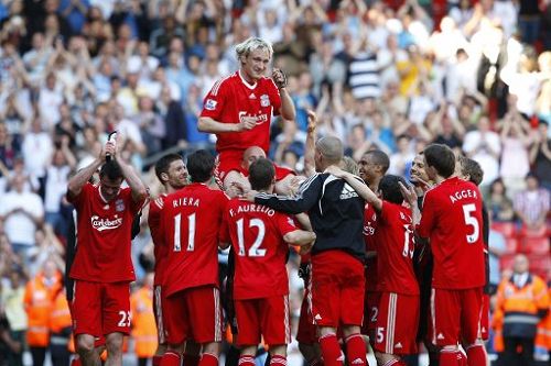 特里皮尔代表纽卡向IVE成员赠送专属球衣，后者为开球嘉宾（特里皮尔代纽卡向IVE成员赠送定制球衣，后者担任开球嘉宾）