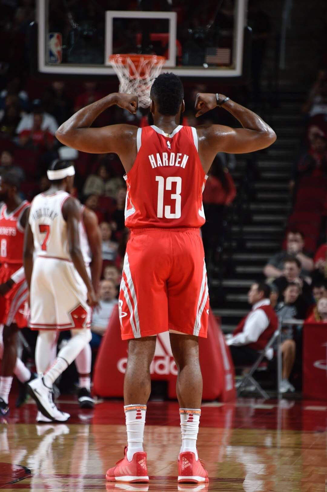 欧文突破防守助攻制胜（欧文突破撕裂防线送出致胜助攻）